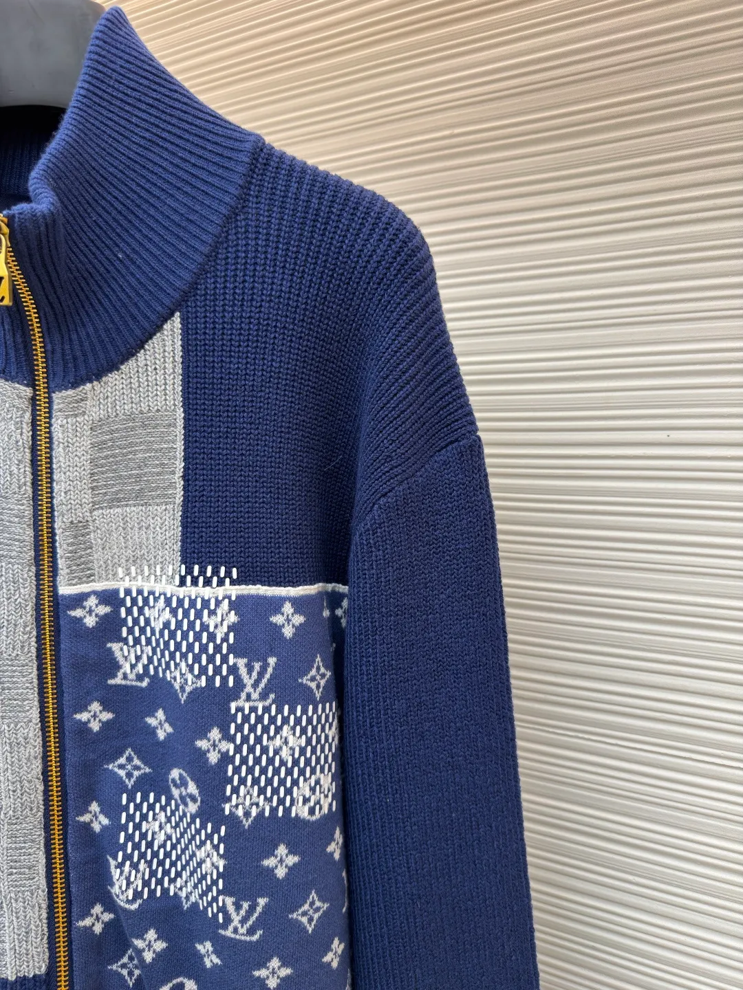 LOUIS VUITTON spliced zipper high-neck long-sleeved sweater ●Original version: purchased and developed by 22733 ●Item number: 1682536-C60 ●Fabric: 100% cotton ●Technology: knitted ●Color: navy ●Version: fitted version ●Weight: about 1245 grams ●Size: S-M-L-XL ●Description: This LOUIS The VUITTON spliced knitted cardigan is woven from high-quality wool blended yarns. The body is created using a combination of jacquard and plain knitting techniques. The checkerboard and presbyopic patterns have a three-dimensional texture. The fabric is delicate, soft, waxy and elastic. It has both warmth retention and breathability, and is not prone to pilling or snagging. The body adopts a deconstructed splicing design. Knitted fabrics with different textures are stitched by hand. The splicing lines are straight and fine, strong and layered. The neckline is a stand-up collar design, with customized metal zippers that are smooth and durable. The pockets on both sides are made with patch pockets. The ribbed edges on the cuffs and hem are moderately elastic. The overall cut is a loose silhouette. The customized accessories and three labels are complete. The details and craftsmanship show the brand's ingenuity. It is suitable for various wear scenarios such as daily leisure and light business. The overall wiring is straight and delicate, the fabric is comfortable and soft, and the color is consistent without color difference. It can be matched with the same style to create a fashionable look and control various occasions. Customized accessories, complete with three standards, same style for men and women!